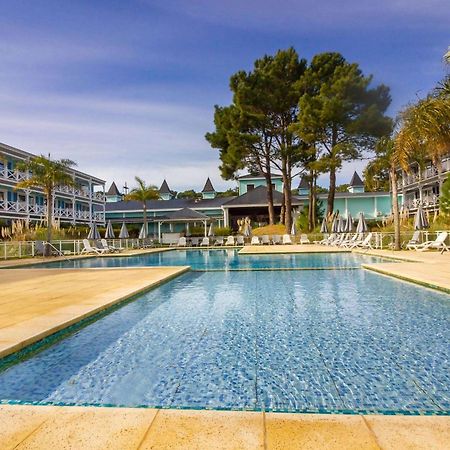 Howard Johnson Hotel & Convention Center Madariaga - Carilo Ngoại thất bức ảnh