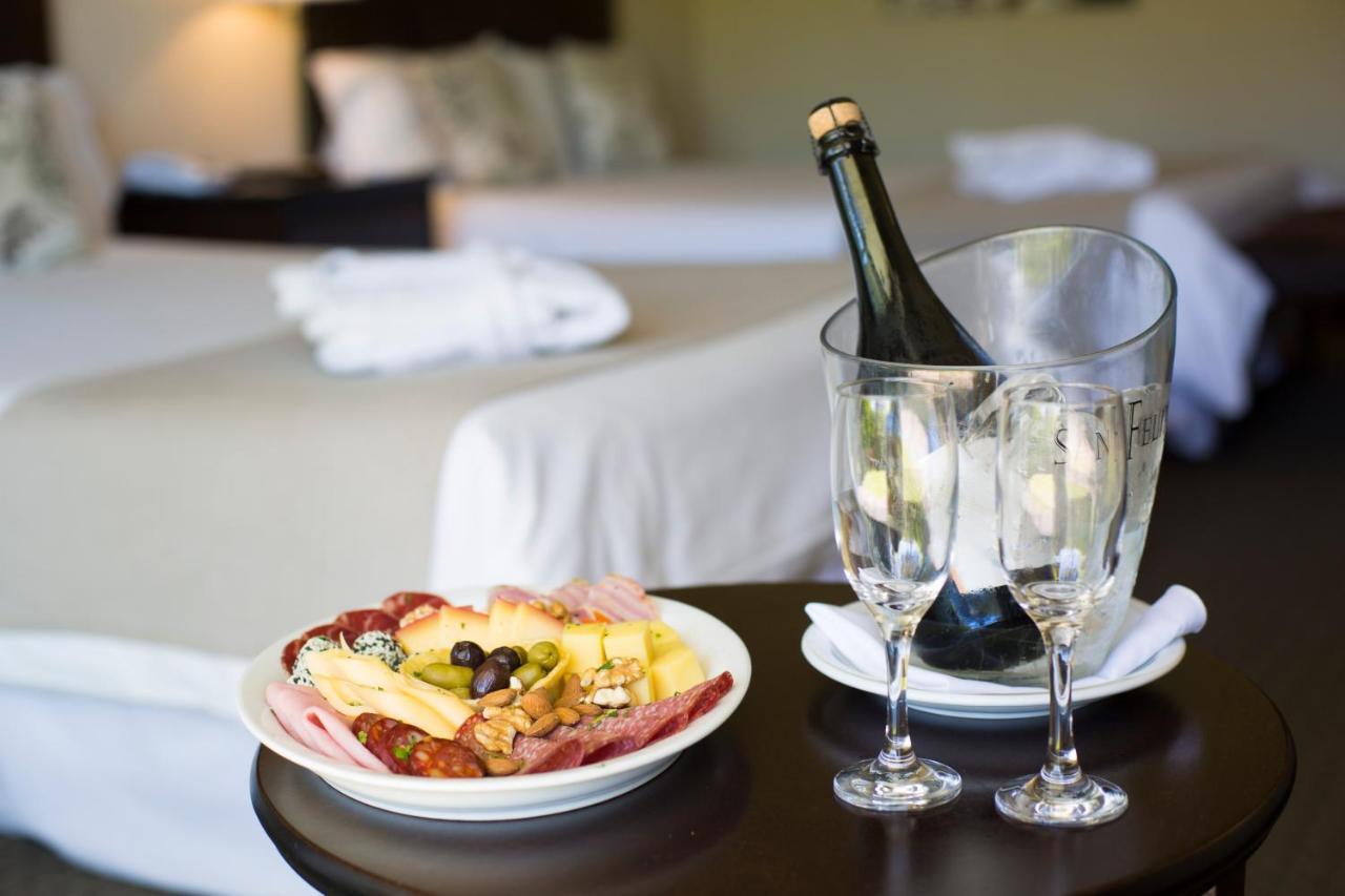 Howard Johnson Hotel & Convention Center Madariaga - Carilo Ngoại thất bức ảnh