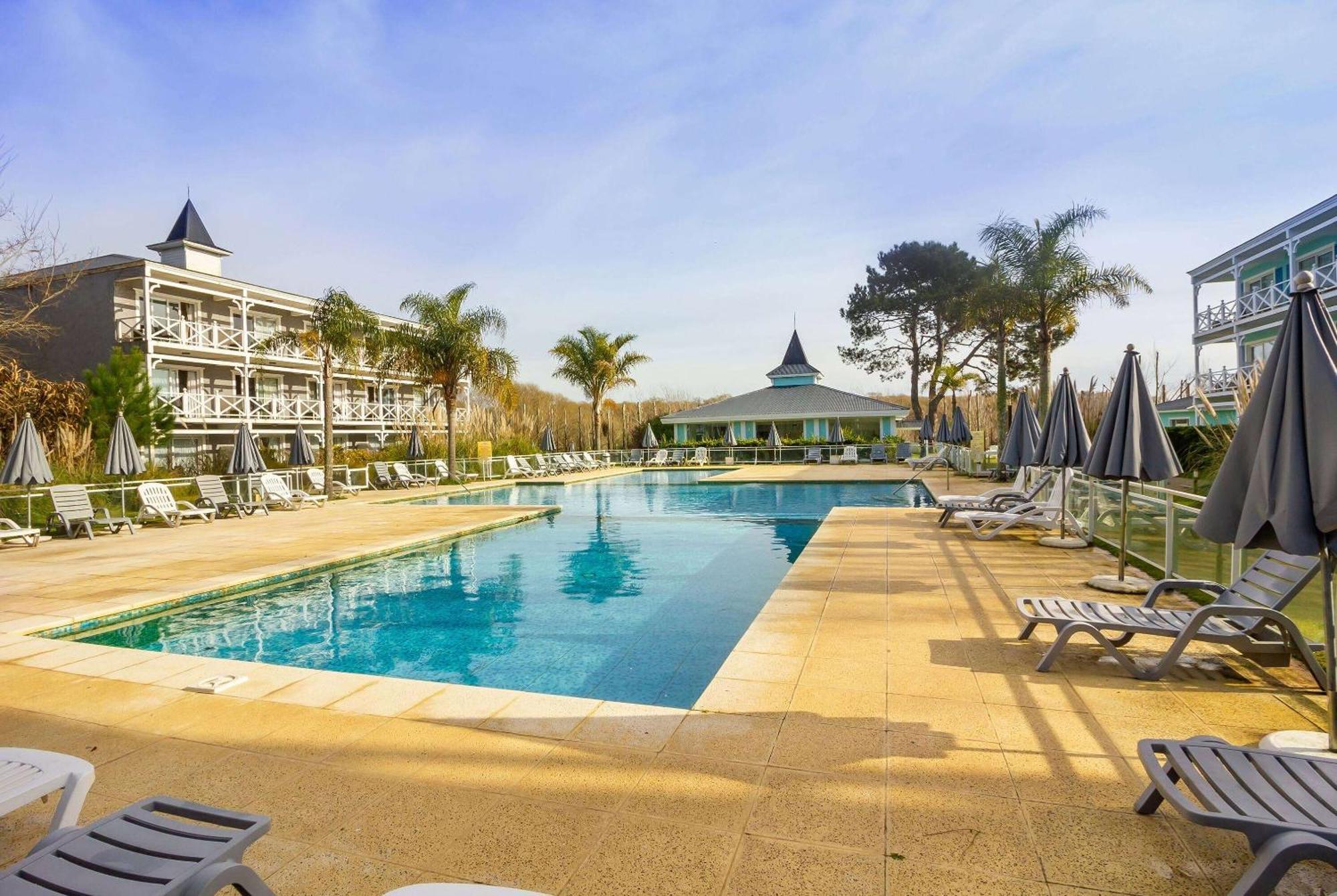 Howard Johnson Hotel & Convention Center Madariaga - Carilo Ngoại thất bức ảnh