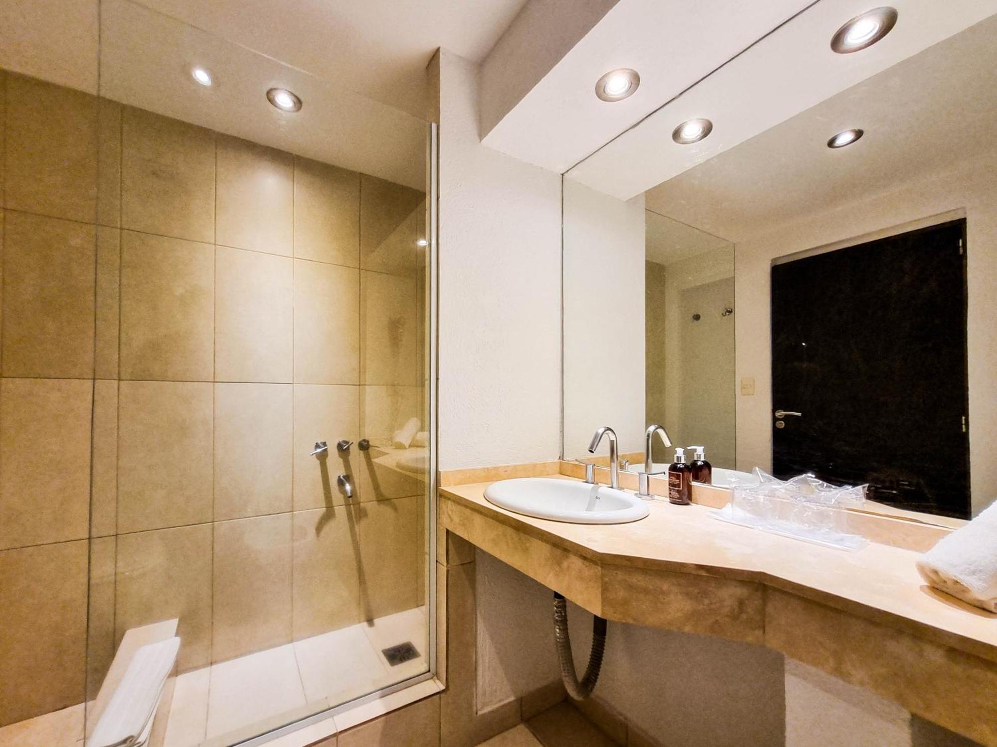 Howard Johnson Hotel & Convention Center Madariaga - Carilo Ngoại thất bức ảnh